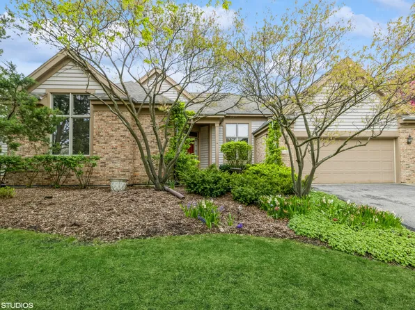 4 Castle Pines Ct, Lake In The Hills, IL 60156