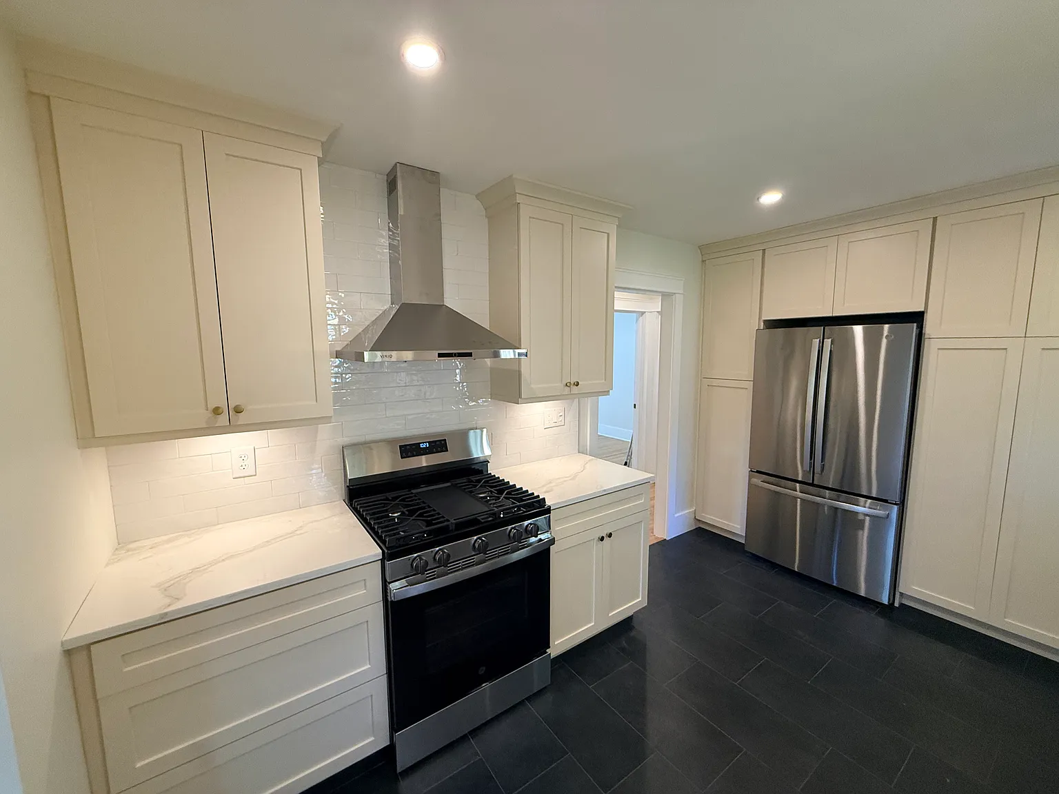 2 bed, 1050 sqft, $3,200 — Photo 2