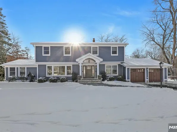 15 Lancaster Ct, Cresskill, NJ 07626