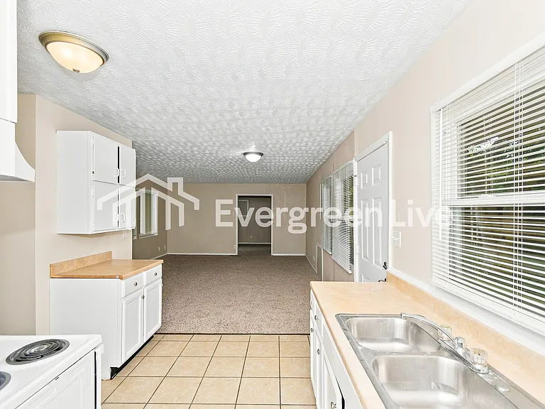 5543 E 42nd St — Photo 5