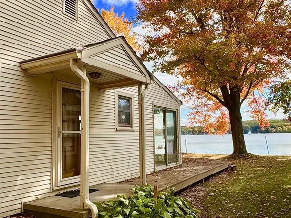 2450 Baseview Dr, Pinckney, MI 48169