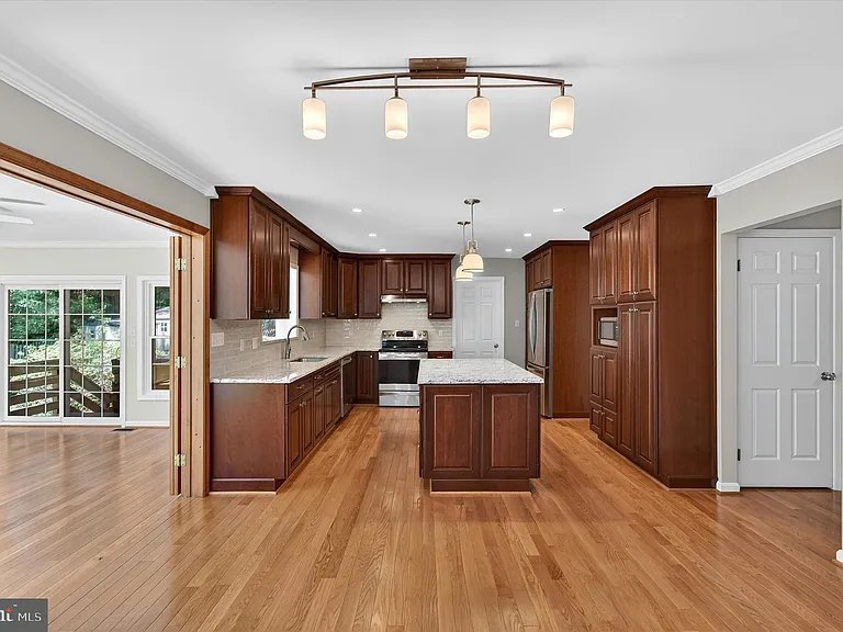 8405 Overlook St — Photo 11