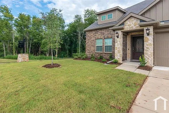 5 bed, 2590 sqft, $3,700 — Photo 2