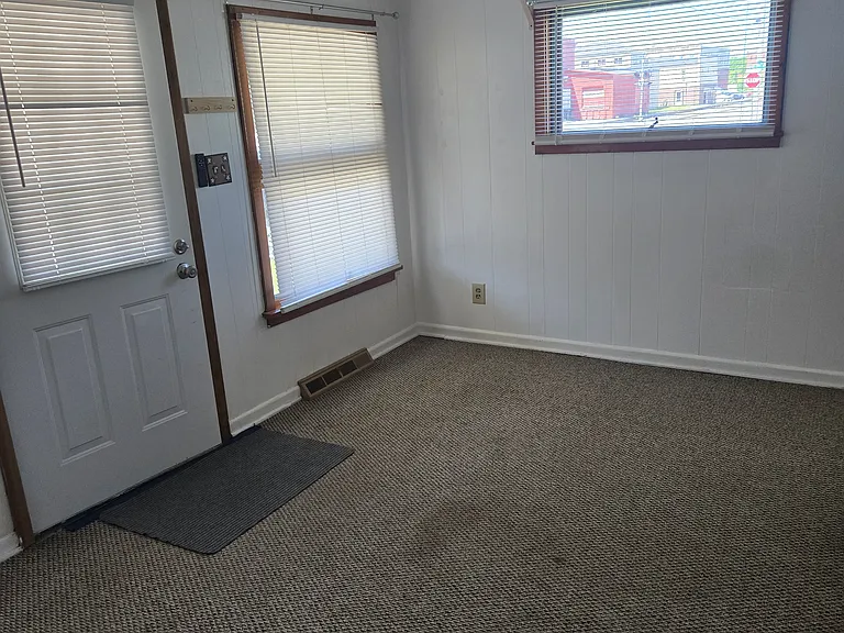 109 S Franklin St — Photo 4