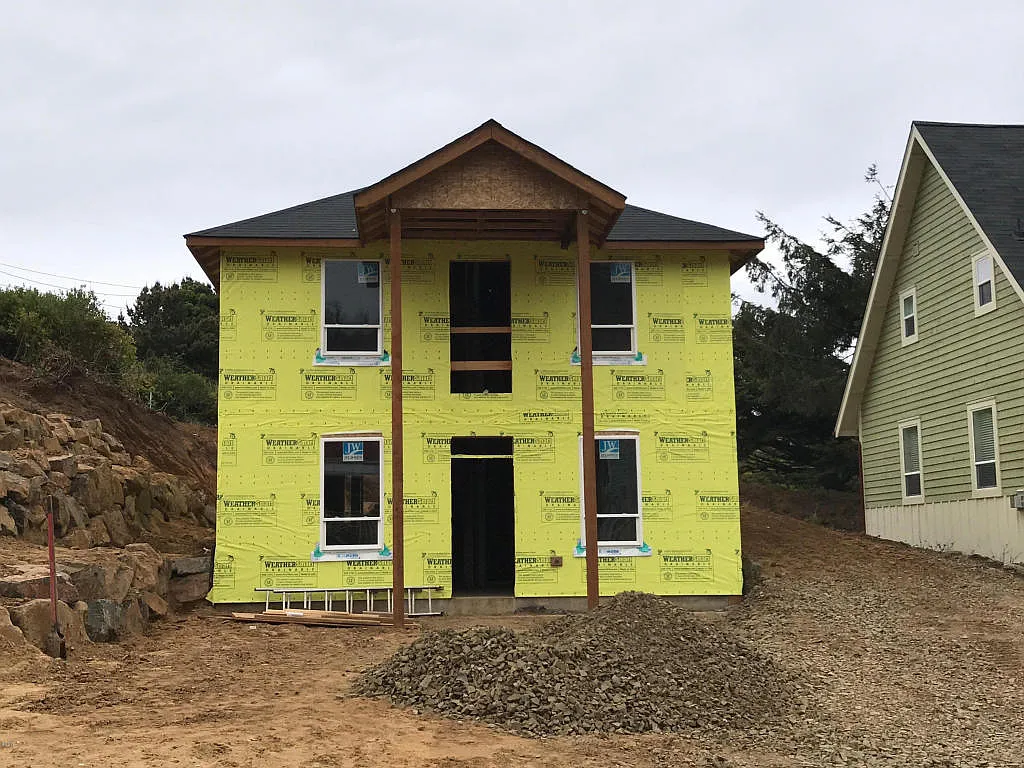 2543 SW Anemone Ave photo 1