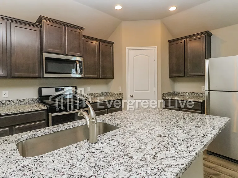 920 NW 3rd St — Photo 9