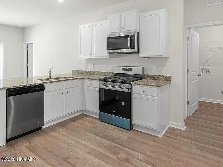 3 bed, 2.0 bath, 1343 sqft, $2,090 — Photo 3