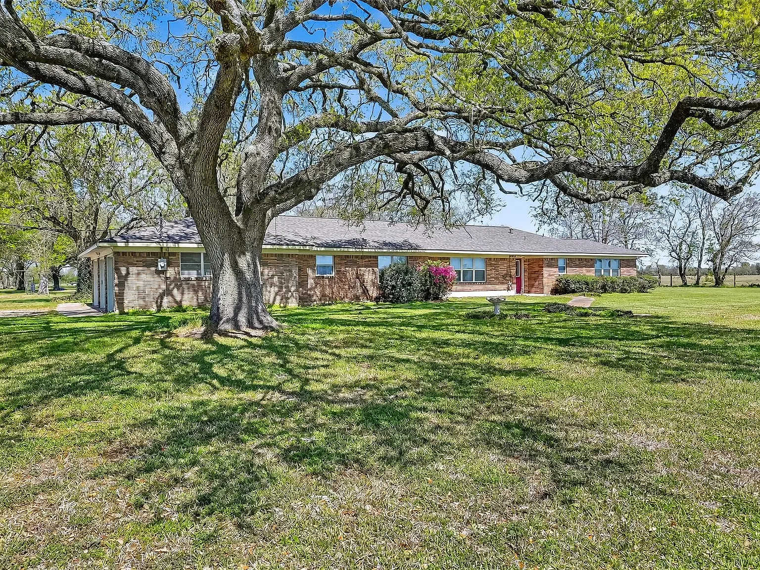 3 bed, 2.0 bath, 2234 sqft, $2,000 — Photo 1