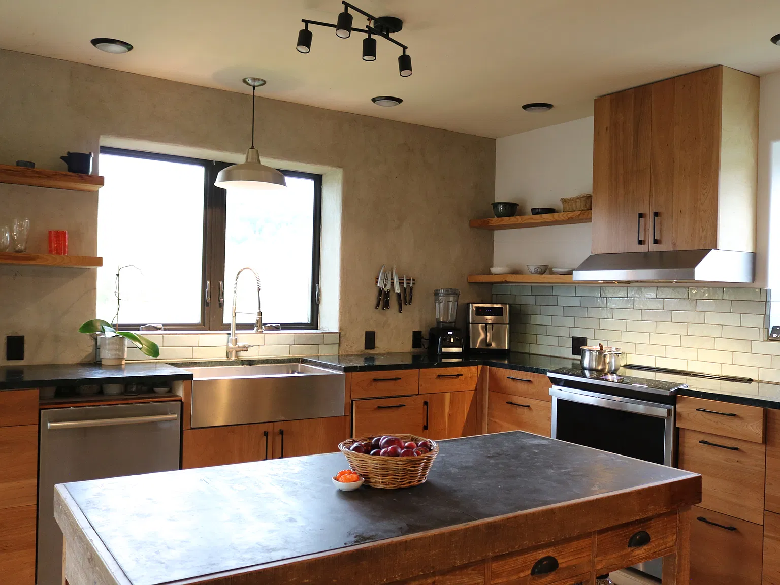 2 bed, 1200 sqft, $2,400 — Photo 2