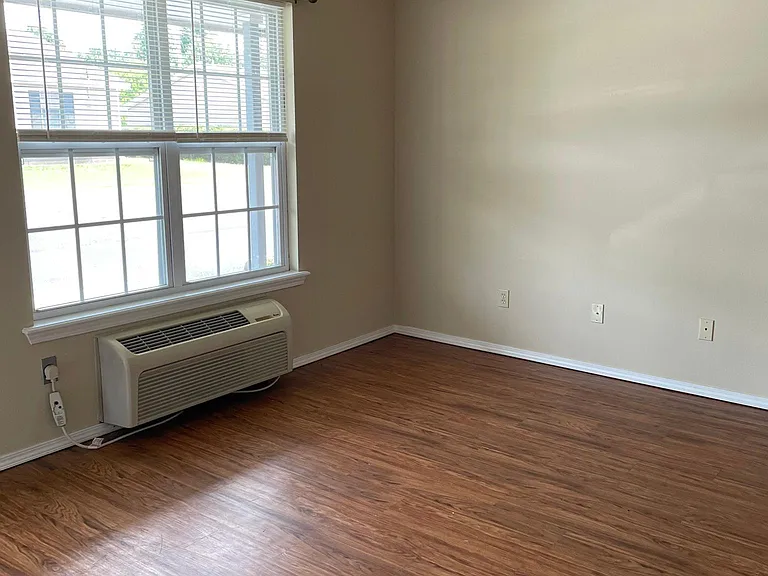 1502 E Allen Rd — Photo 2
