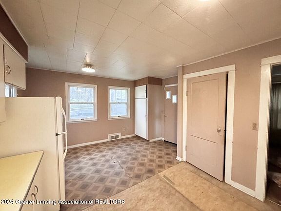 2nd image of 1142 S Clemens Ave