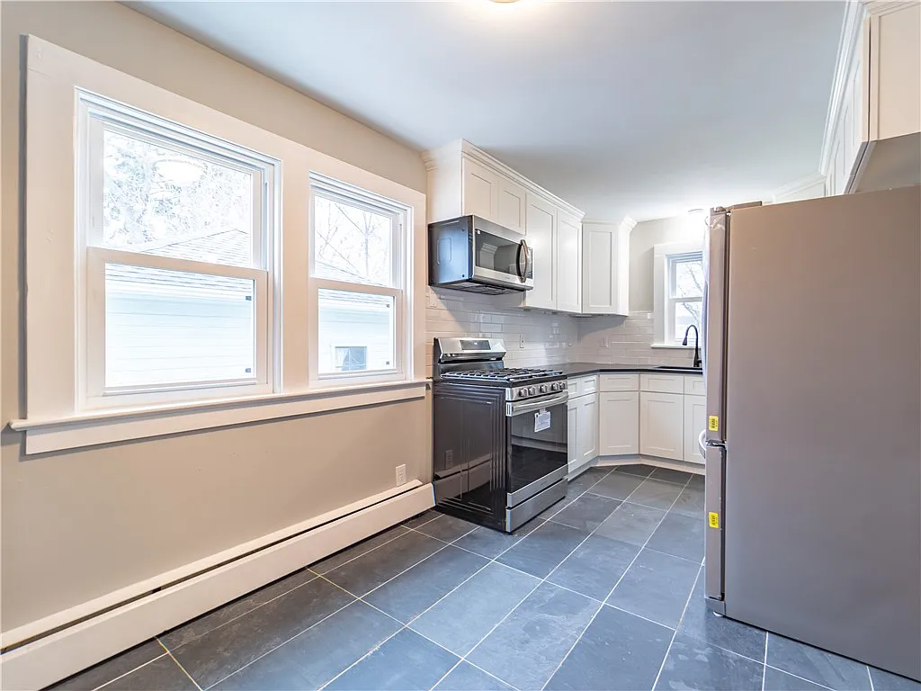 4 bed, 1.5 bath, 1600 sqft, $2,000 — Photo 4
