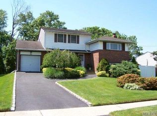10 Lindquist Ln, Deer Park, NY 11729