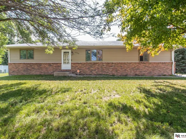 1806 E 14th St, York, NE 68467