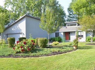 590 Shoreline Dr, Columbus, IN 47201