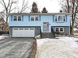 76 Oakwood Dr, Albany, NY 12205