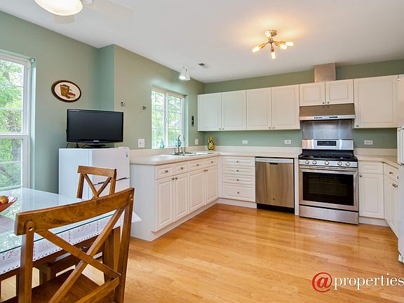 Oak hardwood flooring *Corian counters
