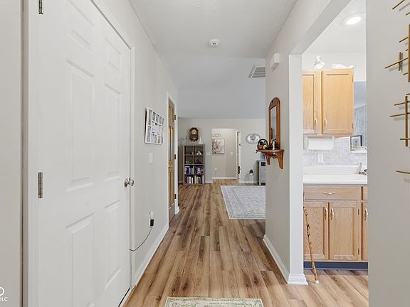 4th image of 361 Reagan Cir