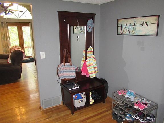3rd image of 1420 N View Dr