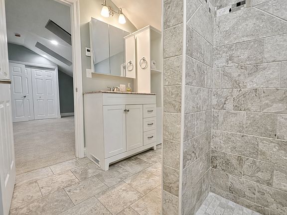 2nd image of 18 Hastings St