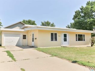 418 NE 9th St, Madison, SD 57042
