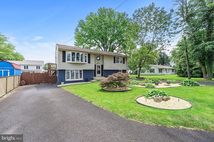 1st image of 633 Parkvale Ave