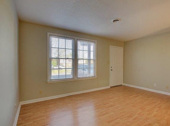 5th image of 810 Golfview Pl