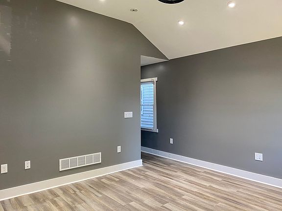 5th image of 425 E Brandeis Ave