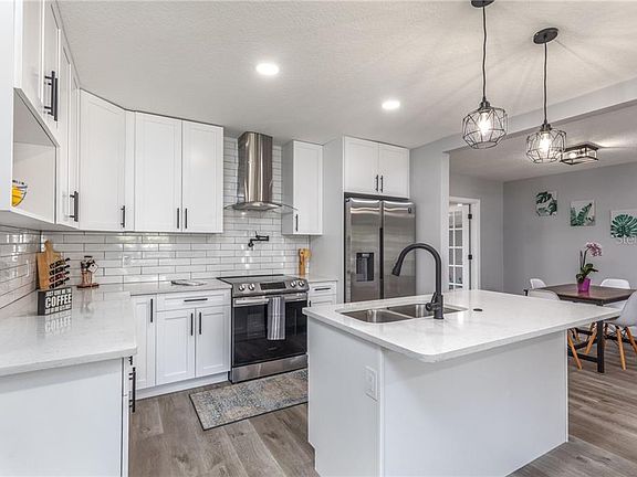 4th image of 4827 Alcazar Way S