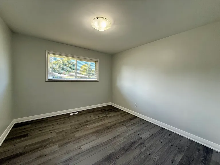 404 Grantham Ave — Photo 17