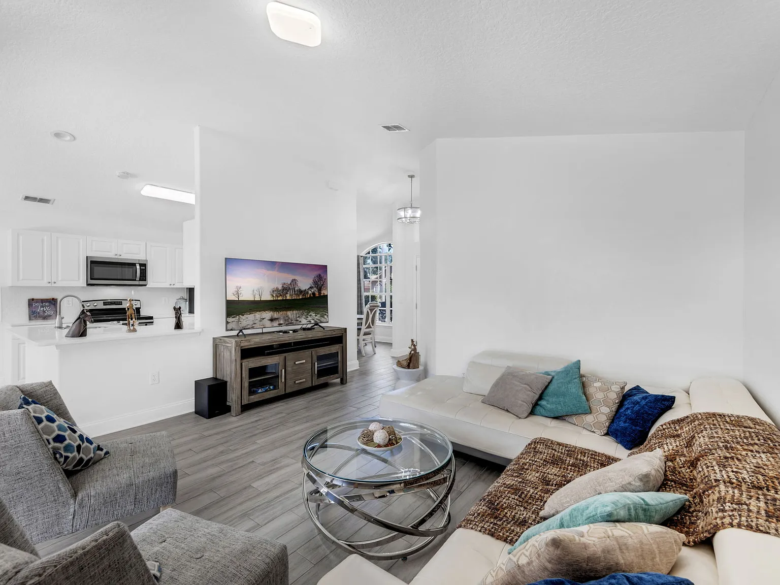 4 bed, 1970 sqft, $3,350 — Photo 2