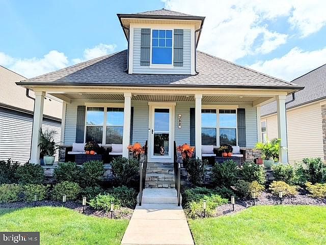 1st image of 388 Crown Point Dr