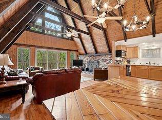 863 Lee Rd, Basye, VA 22810