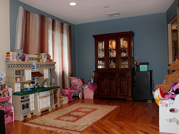 5th image of 5 Van Wicklen Ct
