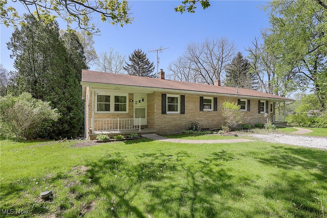 3300 Twin Hills St NW, Uniontown, OH 44685 | Zillow