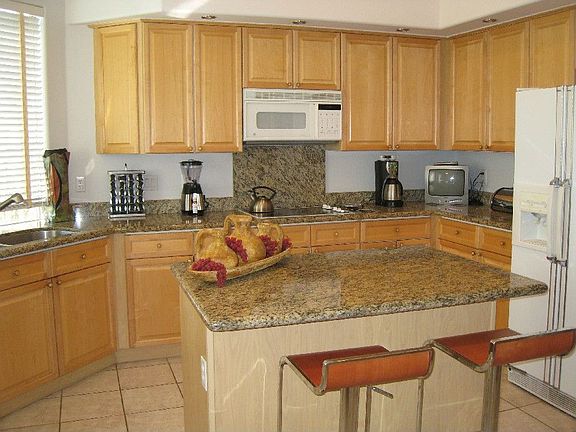 Gourmet Kitchen w/Granite