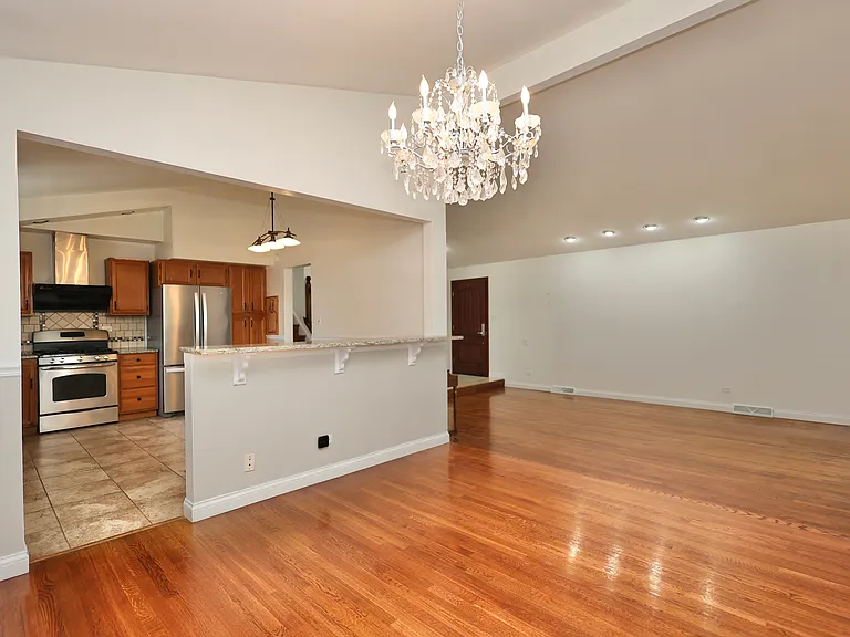 613 Leamington Ave — Photo 8