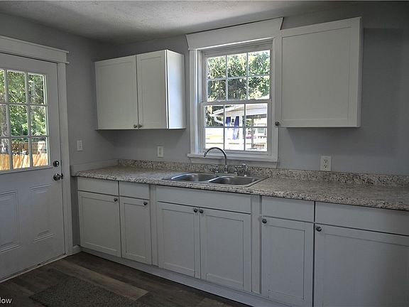 5th image of 163 Woodlawn Ave
