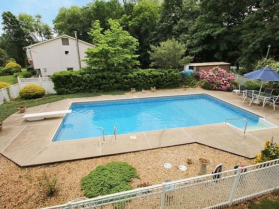 4th image of 2 Watch Hill Ct