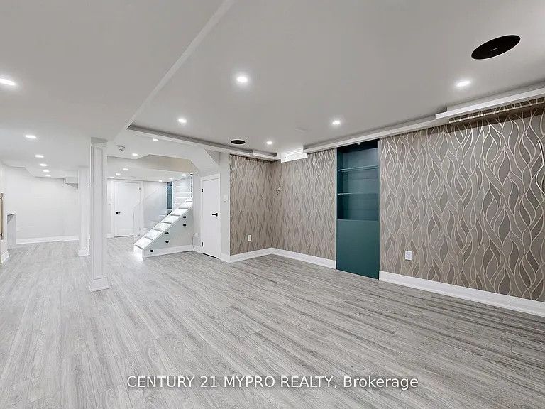 13 N Rexford Dr — Photo 31