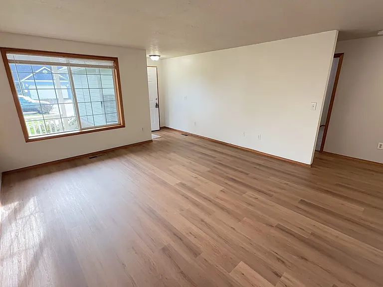 4449 Samantha Ct NE — Photo 2