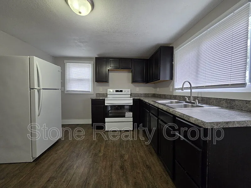3 bed, 1.0 bath, $950 — Photo 2
