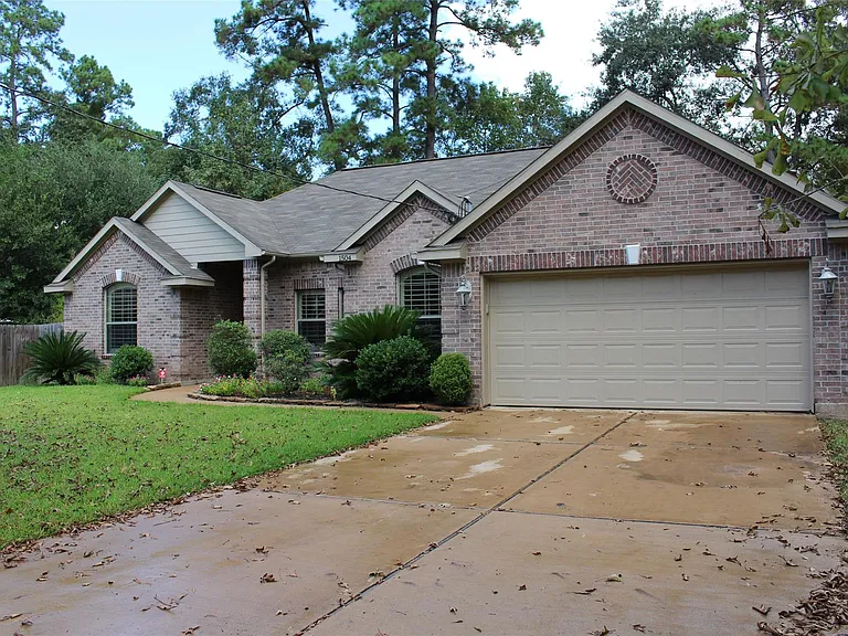 1504 Glen Oaks Dr — Photo 3
