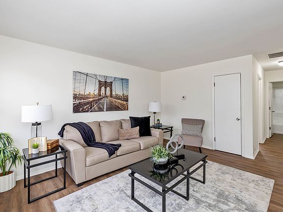 3rd image of 2213-2215 Fairfax Rd