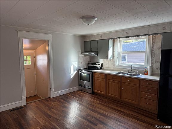 17th image of 830 Adams St