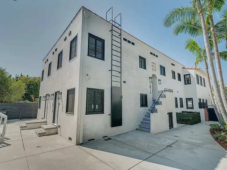 1014 S Hayworth Ave — Photo 12