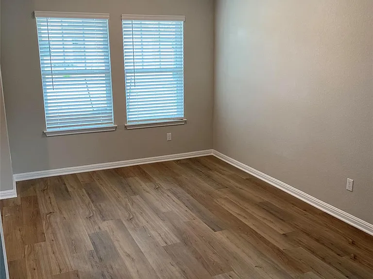 912 Main St — Photo 17