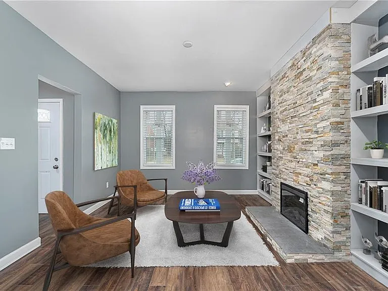 313 W 36th St — Photo 11
