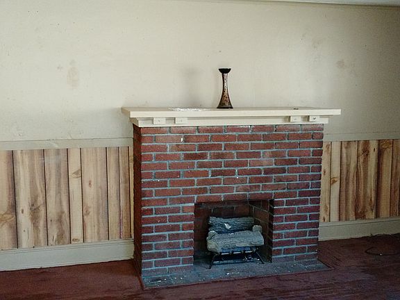 living room w/fireplace