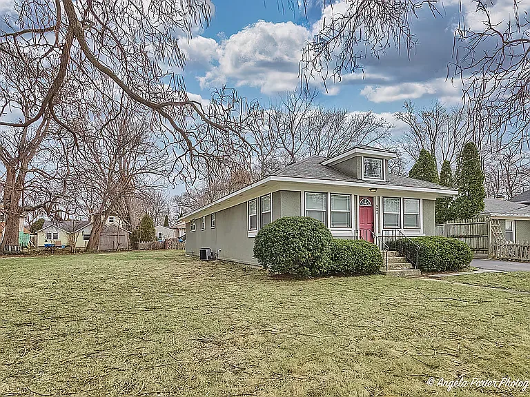 824 N River Rd — Photo 7